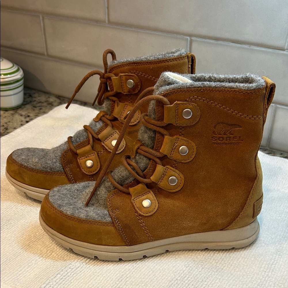 Sorel' Tan and Gray Boots size 7 suede winter boots
